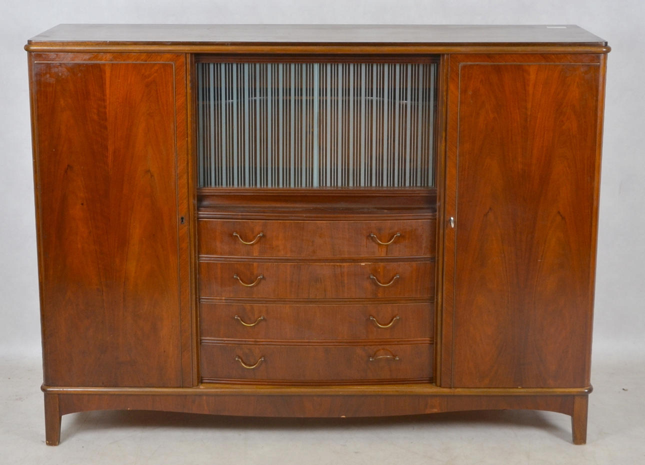 VITRINSKÅP MED BARSKÅP, mahogny, 1900-talets andra hälft.