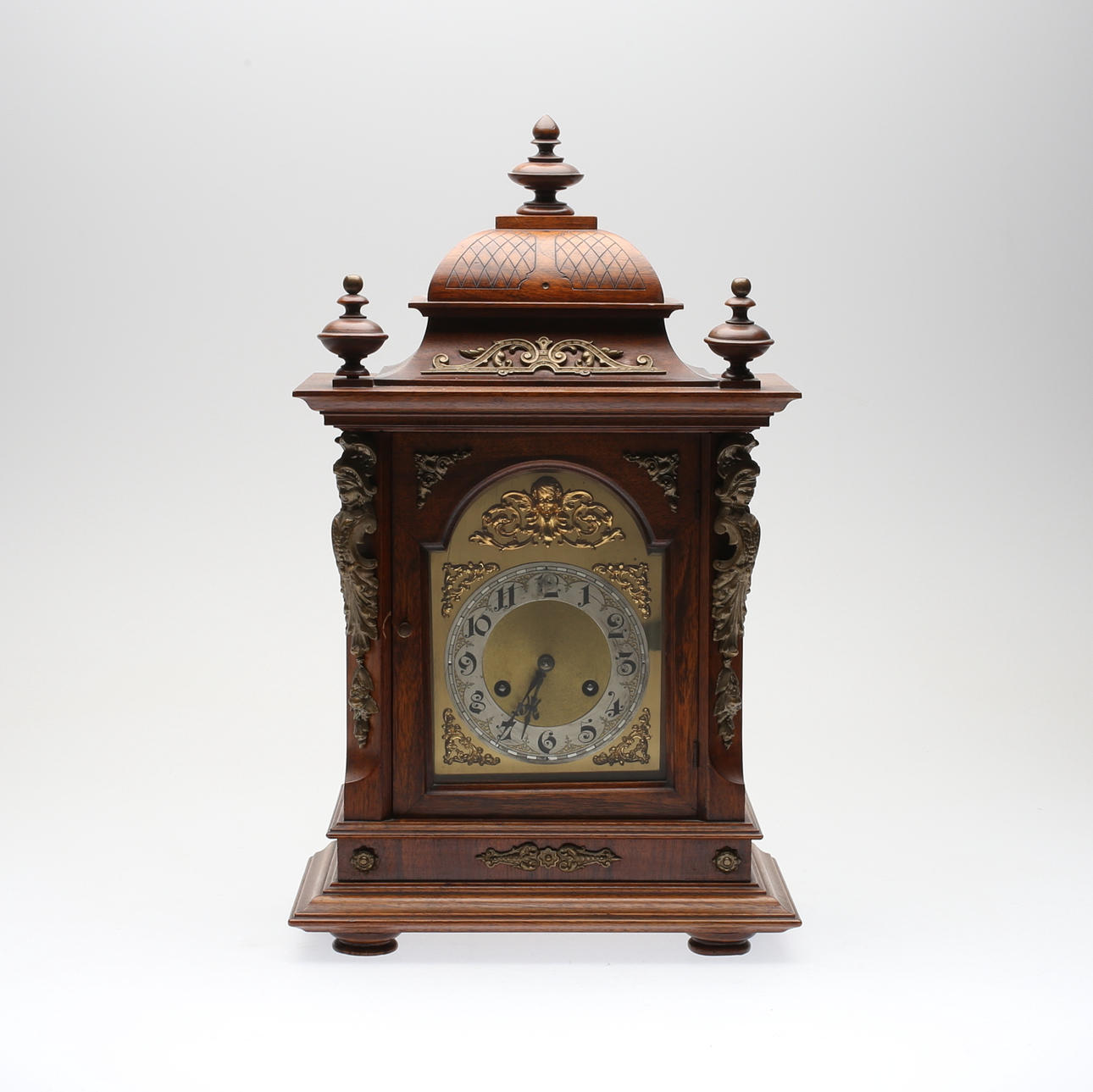 BORDSPENDYL, nyrenässansstil, 1900-talets första hälft.