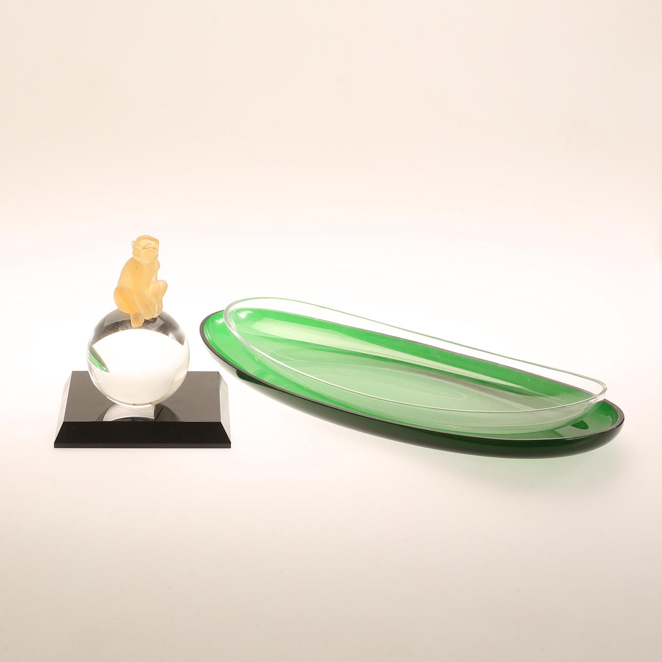 GLASS OBJECTS, 3 pieces, 20th century.