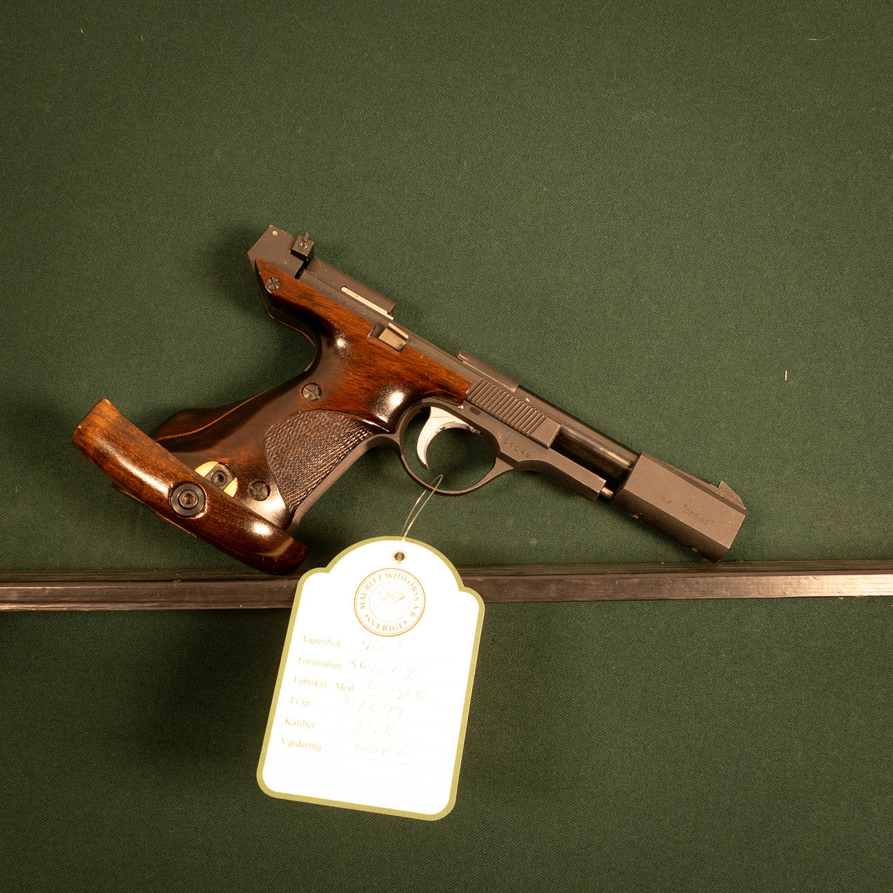 Unique Model des69. Calibre .22LR. Serial no. 721049.