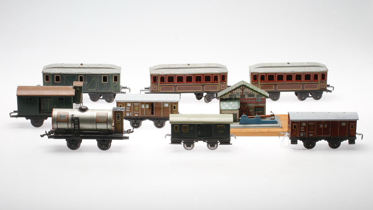 TÅGMODELL, Wilhelm Krause samt TÅGVAGNAR, 8 st, bland annat DC, Tyskland.