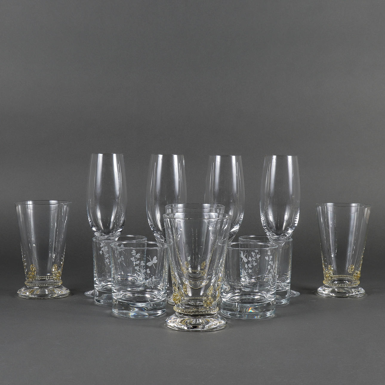 GLASSWARE 12 pieces.