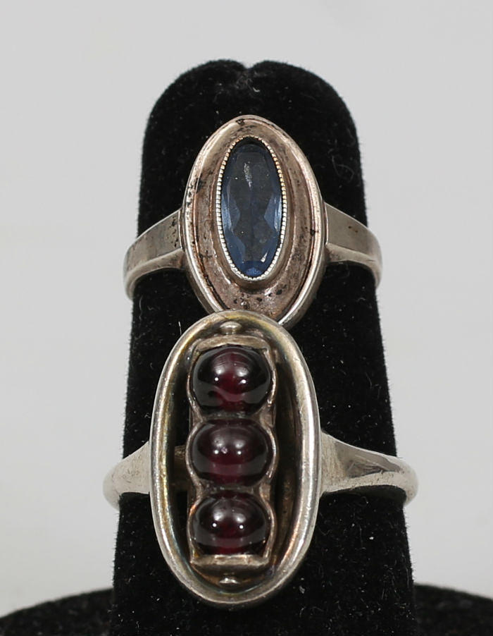RINGAR, silver och stenar, 2 stycken, total vikt 7,7 gram.
