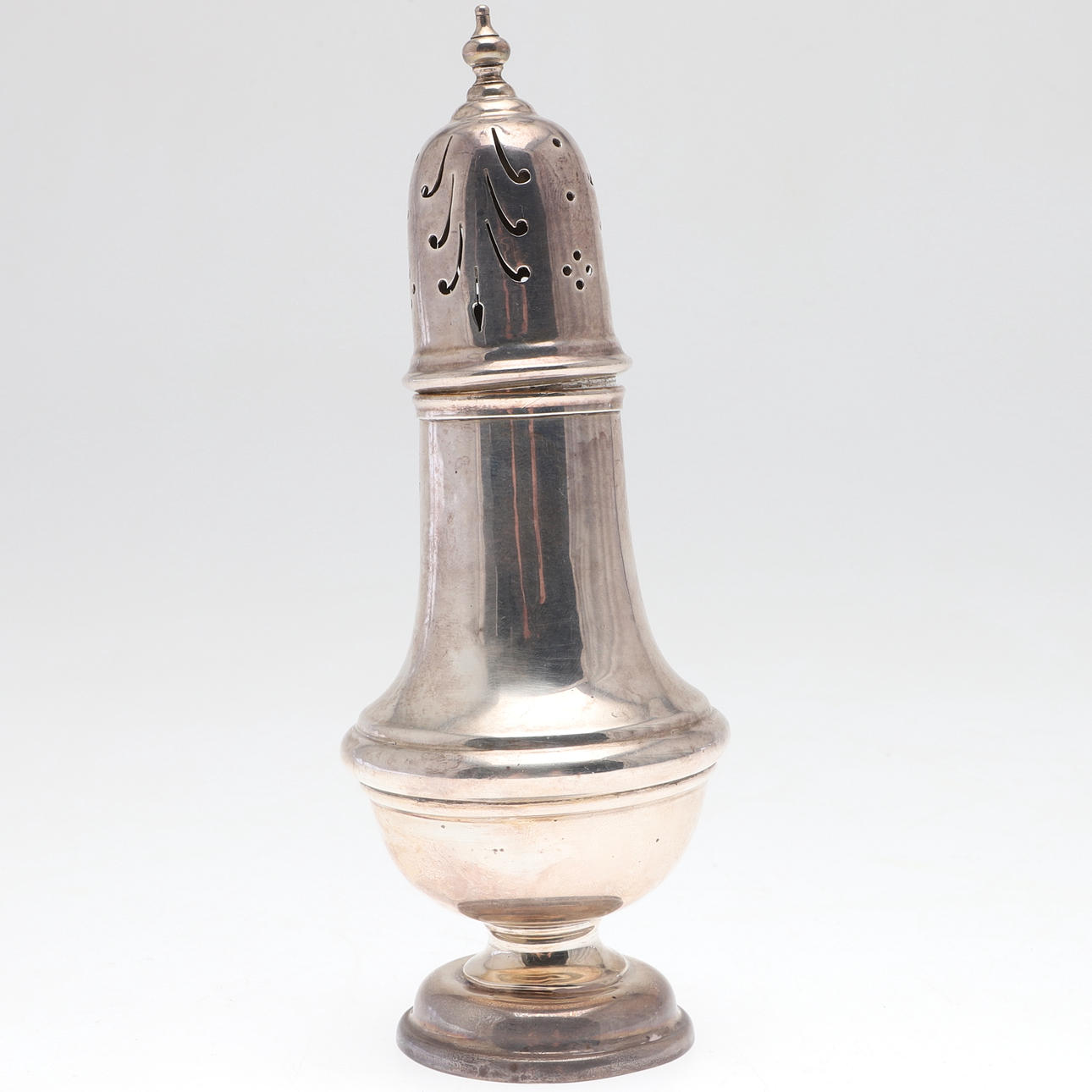 AN EARLY GEORGE V SILVER CASTER.