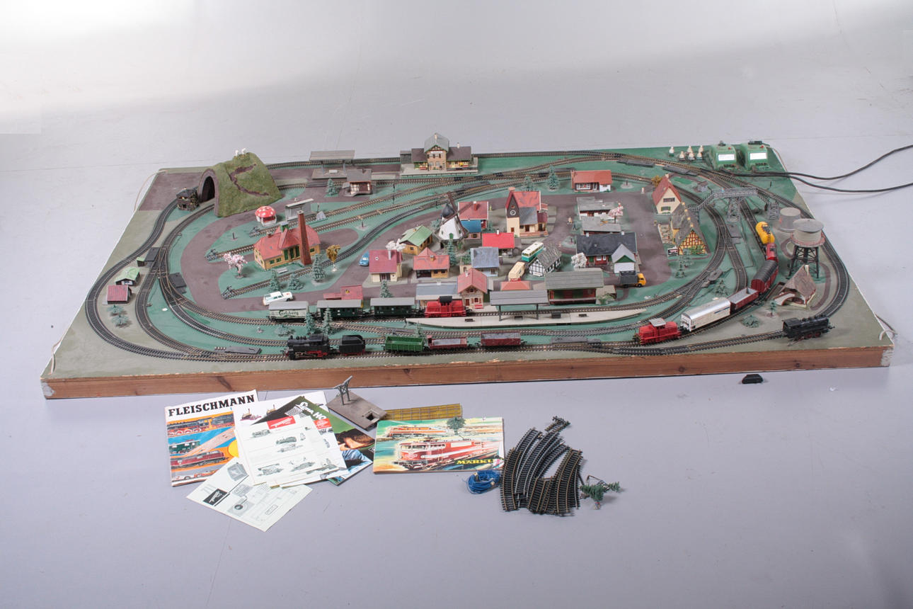 TÅGBANA, Fleischmann, 126 x 195 cm med tillbehör.