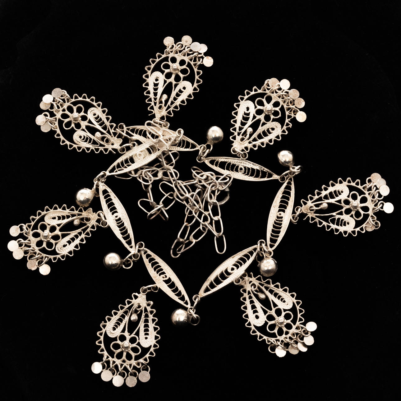 NECKLACE, Silver, filigree decoration.