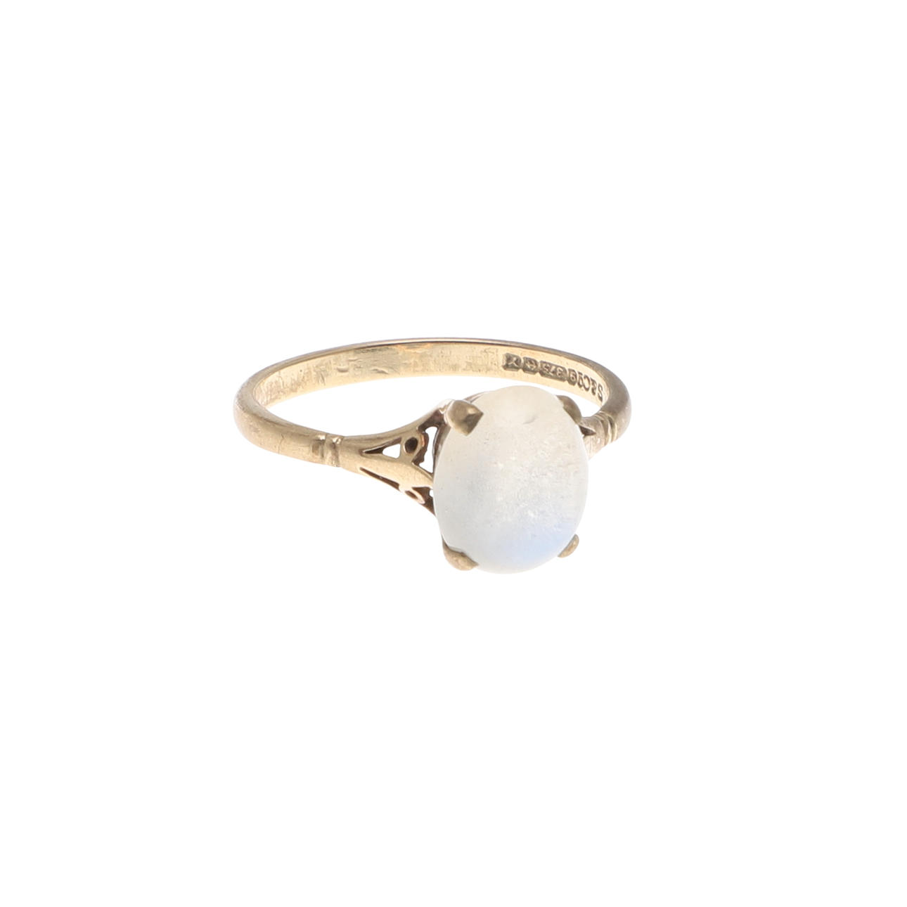 A 9CT GOLD AND MOONSTONE DRESS RING.