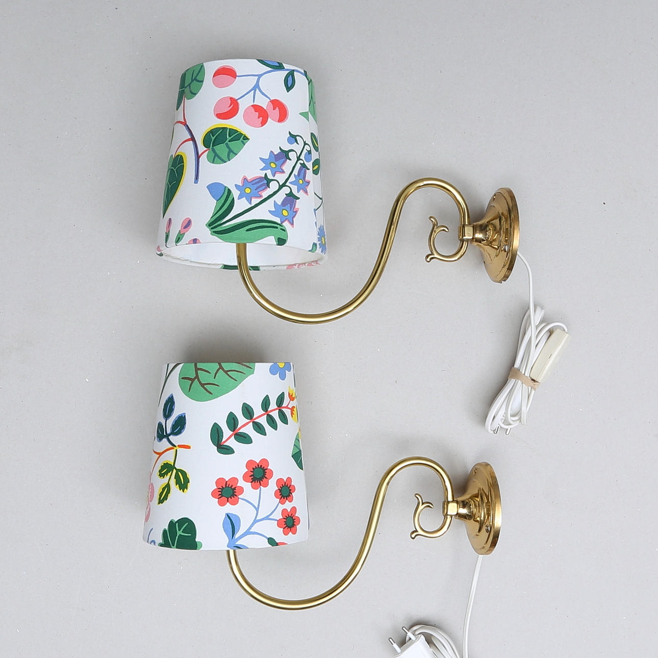 VÄGGLAMPOR, 1 par, mässsing, märkta G:S:L, med skärmar, "Mille Fleurs", Josef Frank, Firma Svenskt Tenn, 1900-tal.