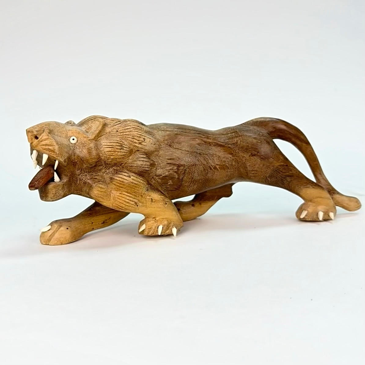 LEJON - Träskulptur 1900 tal.