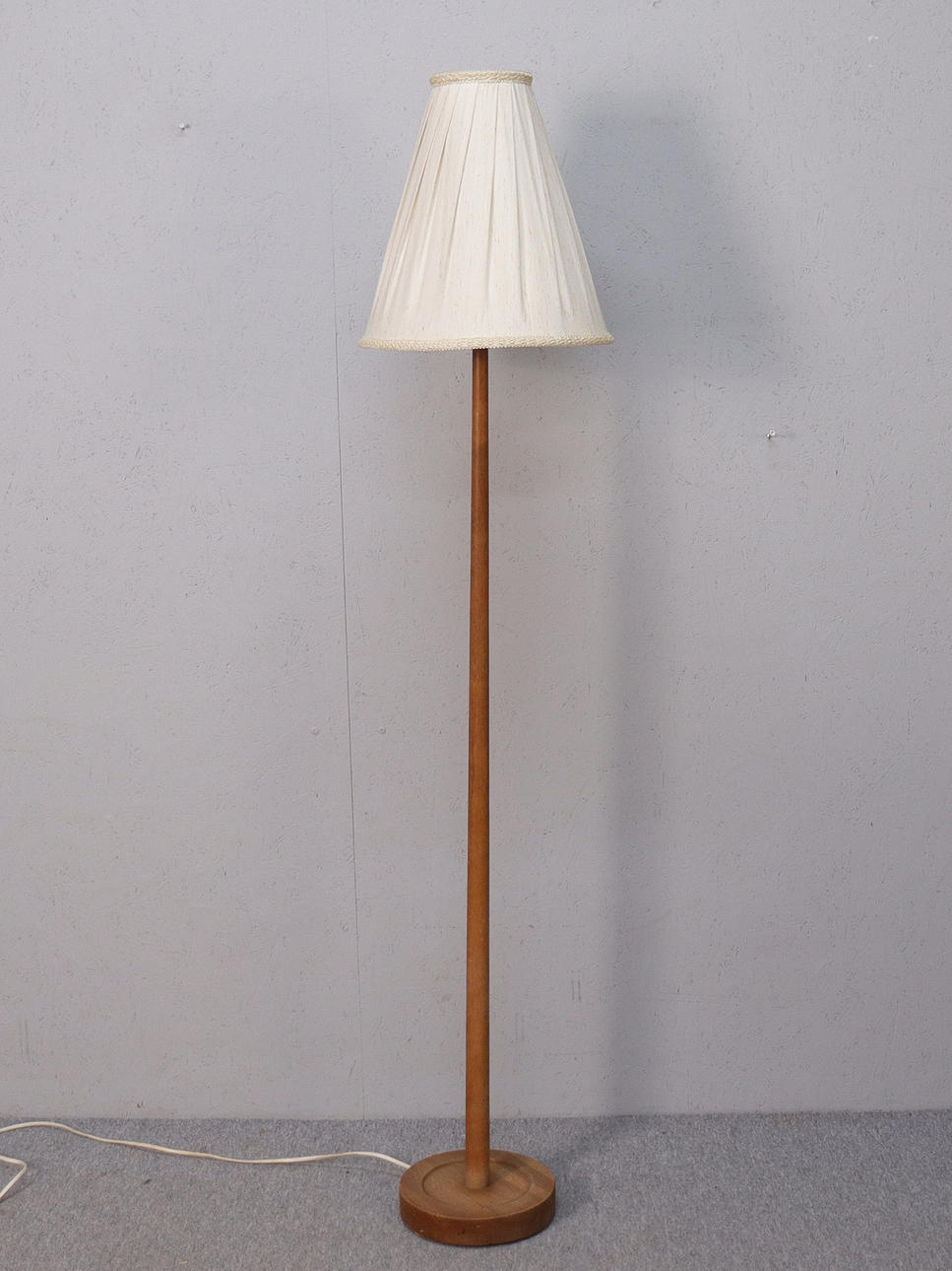 FLOOR LAMP, oak, 1960s/70s.