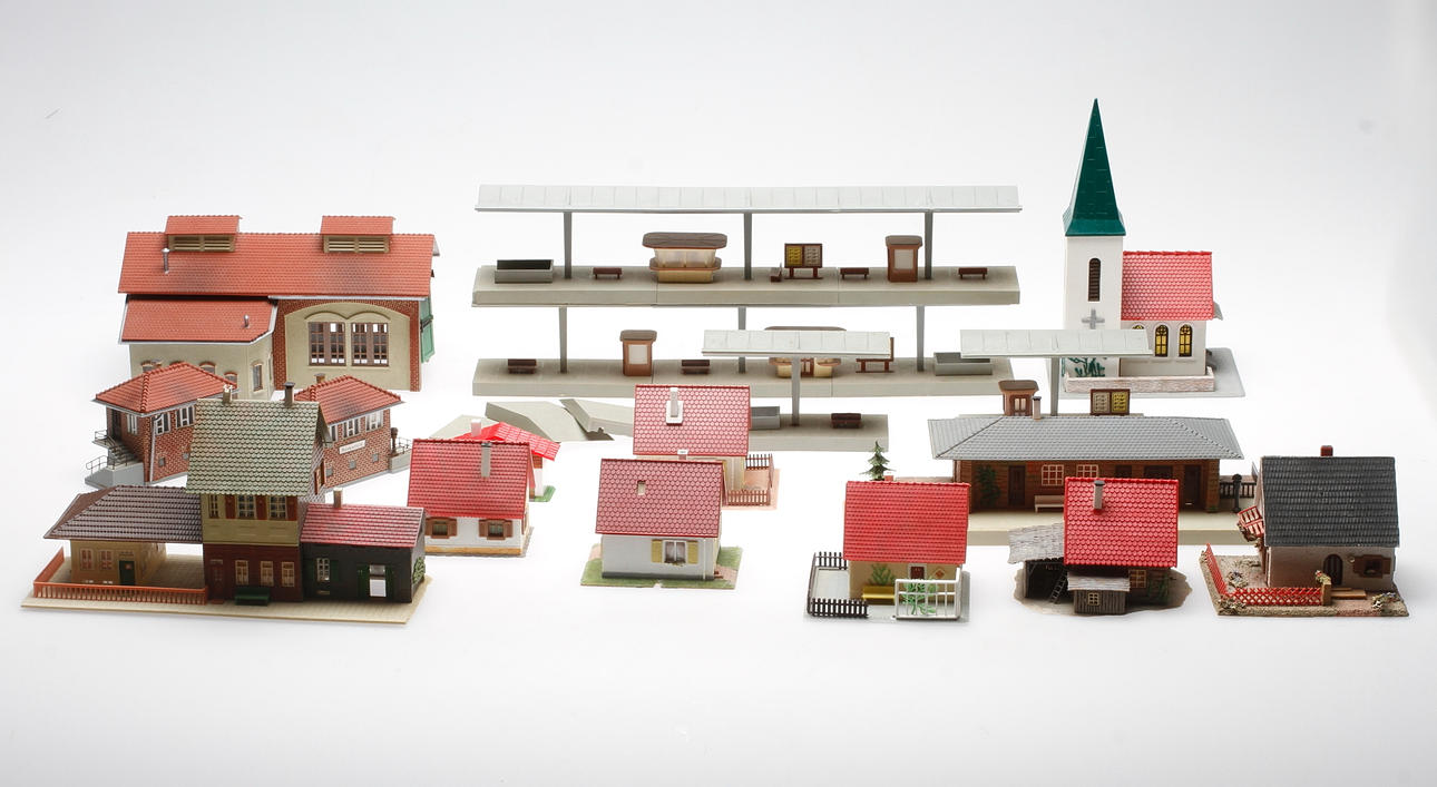 TÅGMODELLER, 16 delar, bland annat Kibri, Vollmer, Faller, 1900-tal.