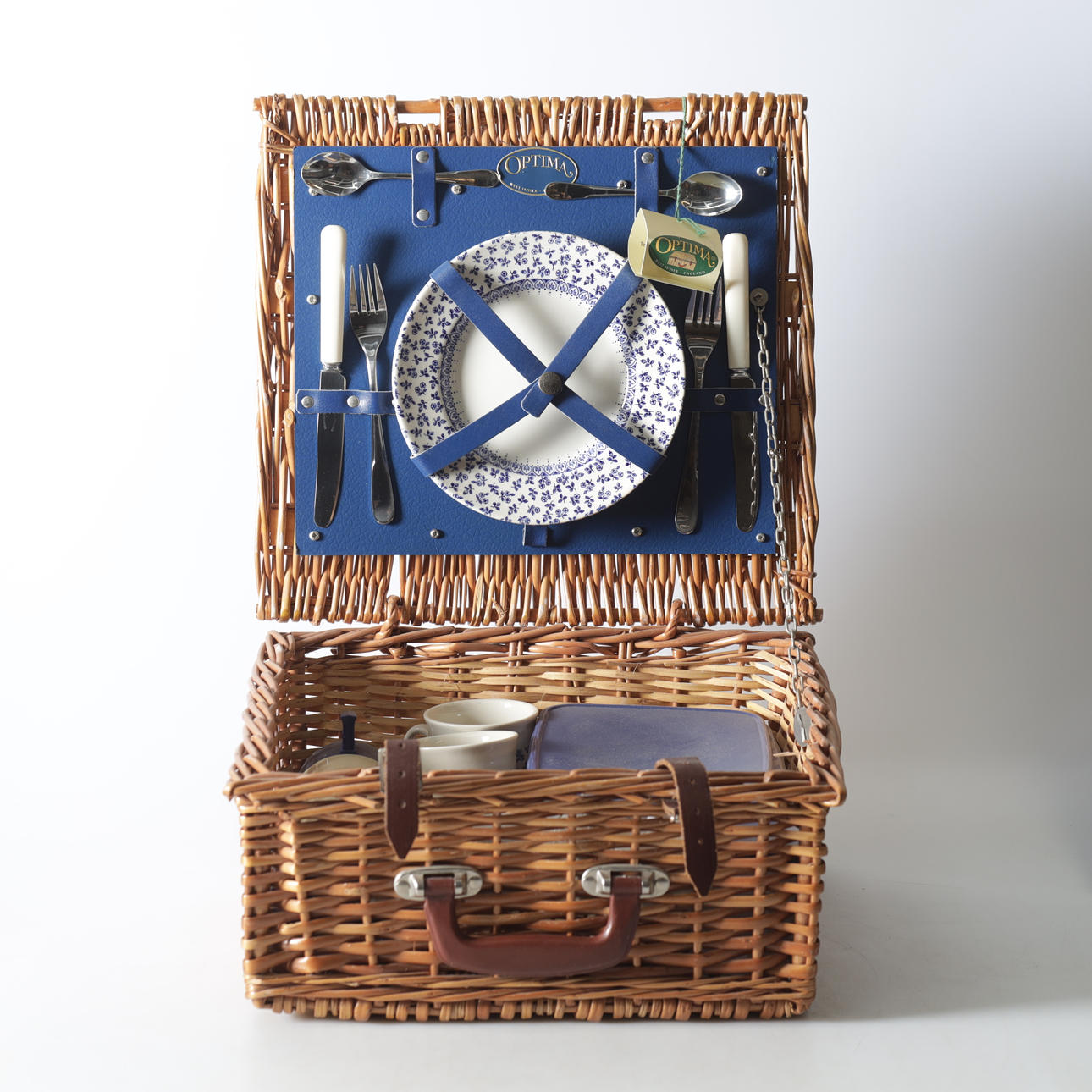 PICNIC BASKET, with accessories, Optima, England.