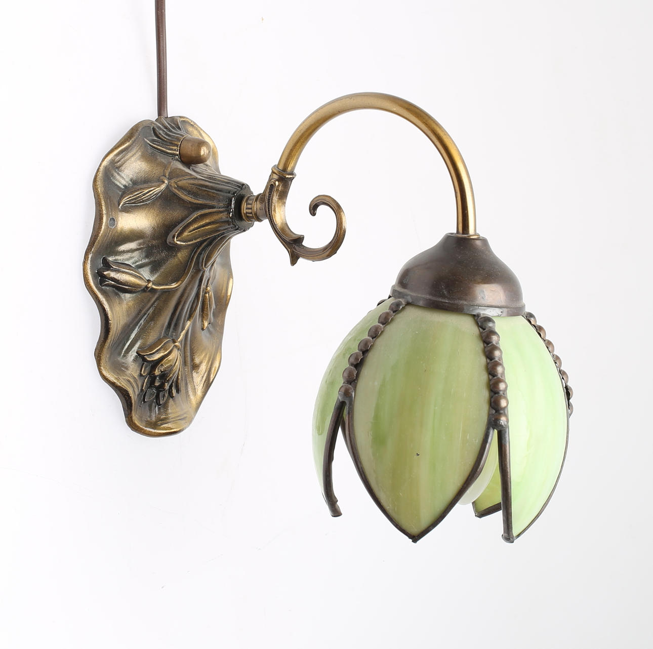 VÄGGLAMPA, mässing och glas, jugendstil, 1900-talets andra hälft.