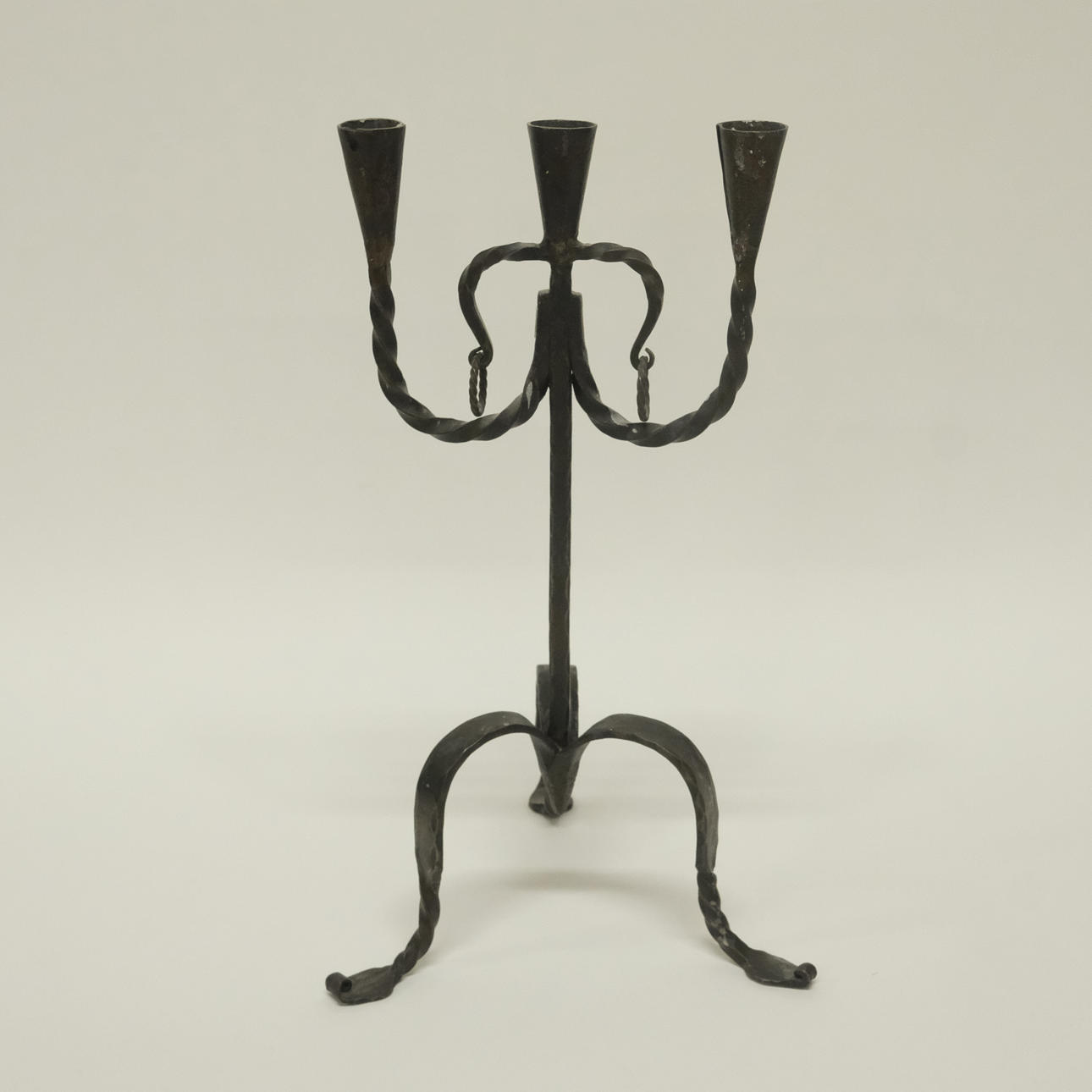 CANDLESTICK, WROUGHT IRON, 20TH CENTURY.
