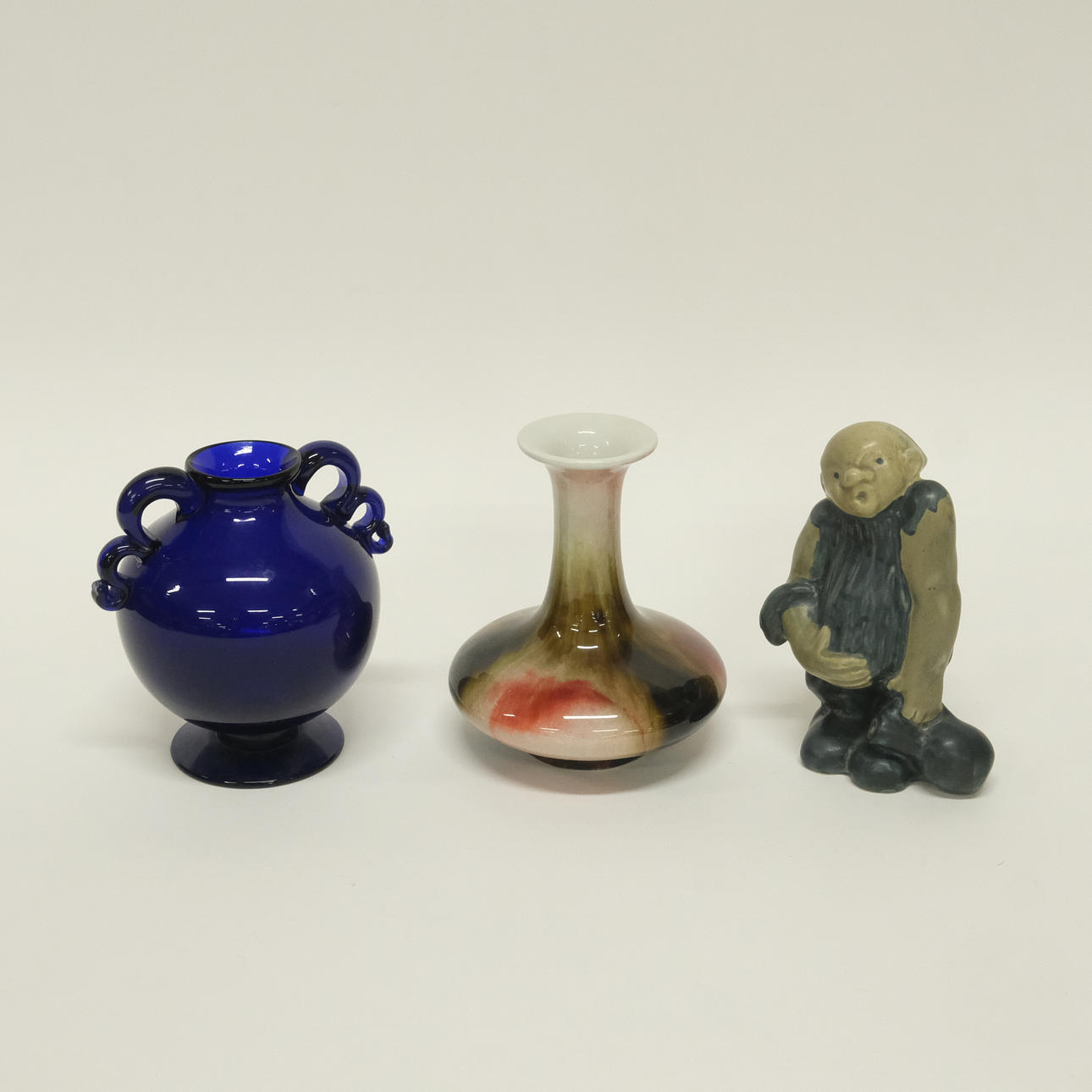 ÅKE HOLM. FIGURIN, GLASVAS SAMT PORSLINSVAS.