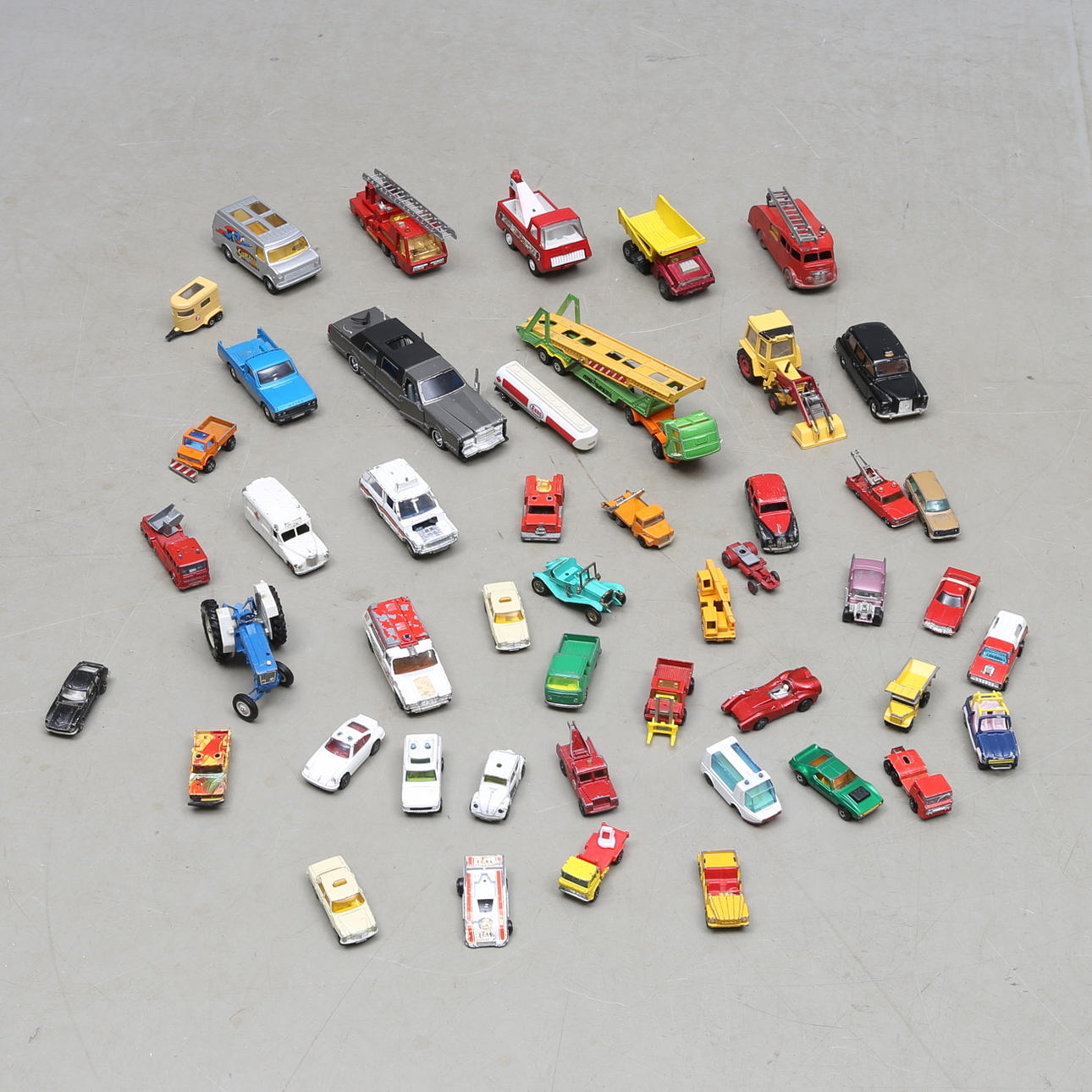 LEKSAKSBILAR, bland annat Dinky, Corgi och matchbox. Cirka 45 stycken.