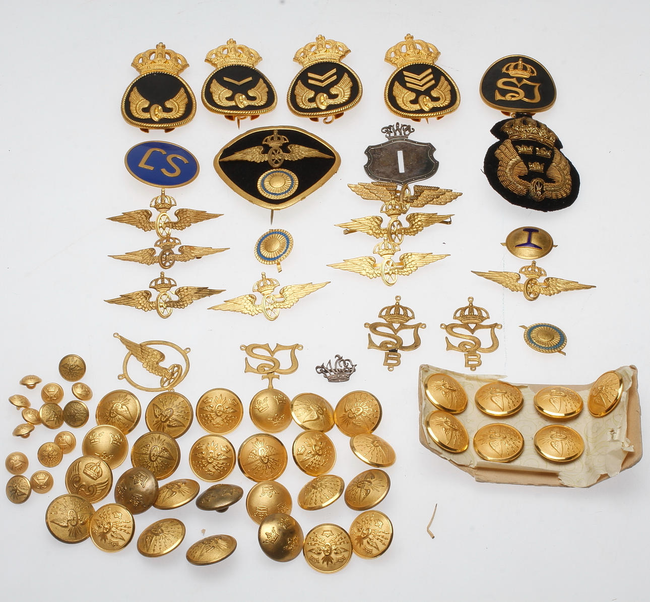 JÄRNVÄGSMÄRKEN samt KNAPPAR, omkring 1900.