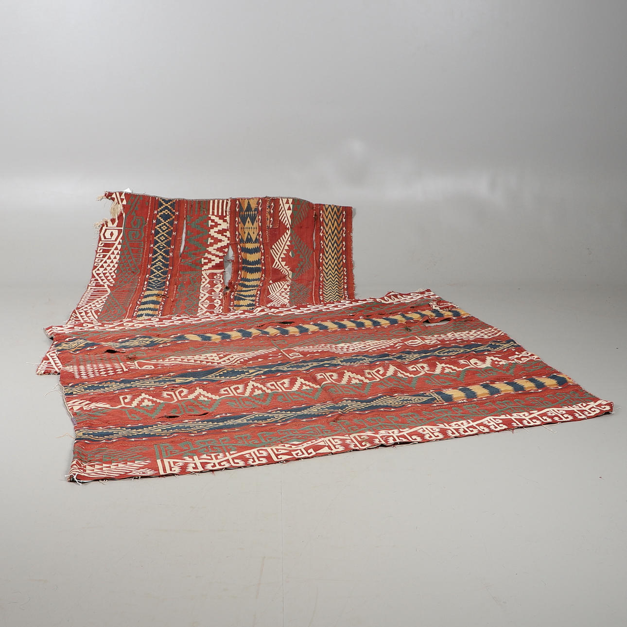 AN UZBEK FLATWEAVE RUG, EARLY C20TH.