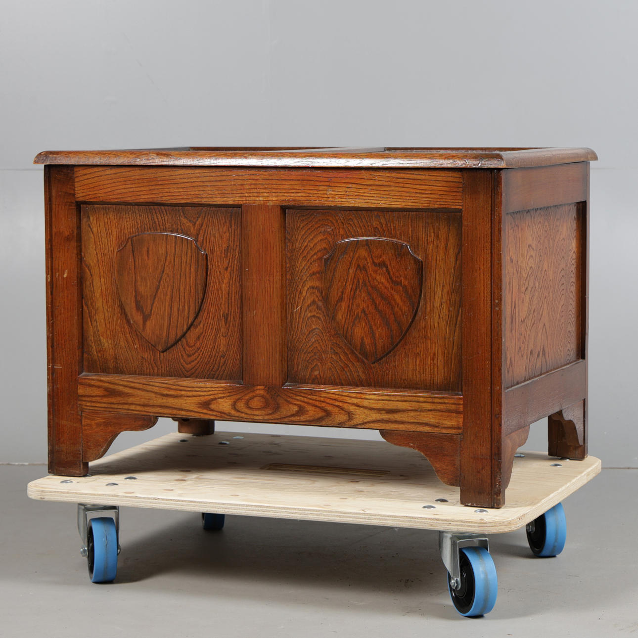 A 20TH CENTURY CHEST.