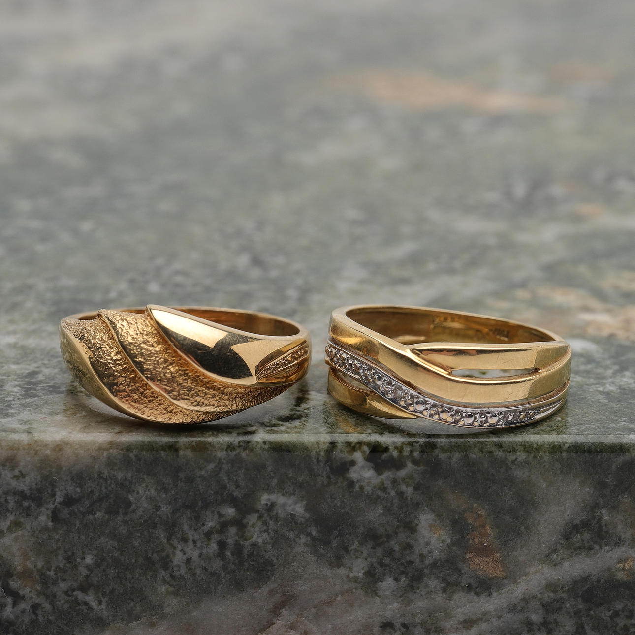 RINGAR, 2 st, 18k guld, totalvikt ca 7,94g.