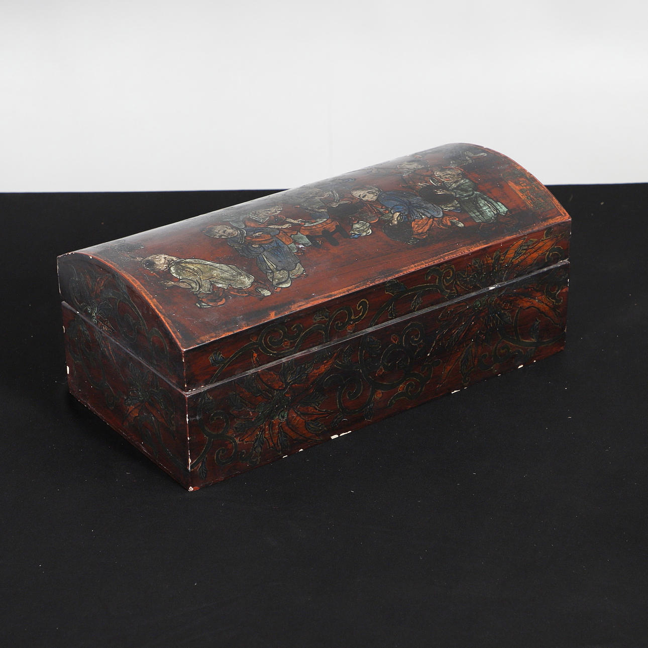 CHINESE PAINTED LACQUERED BOX.