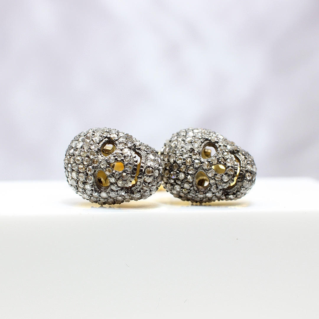 DIAMOND SKULL CUFFLINKS.