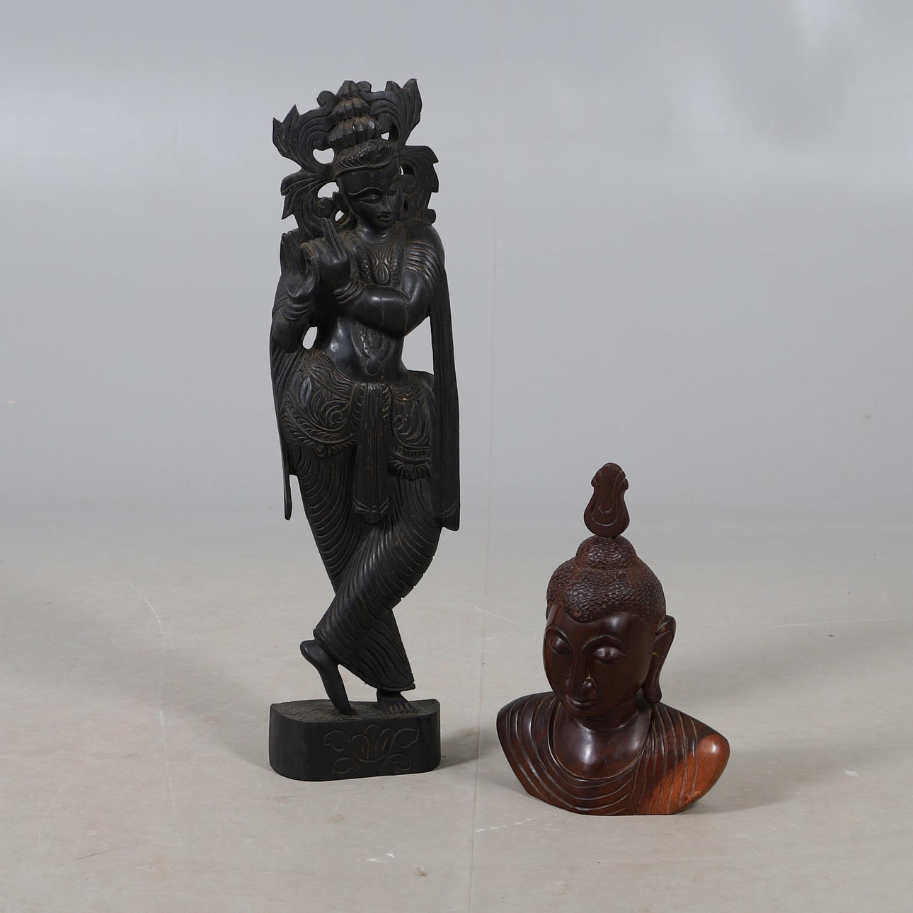 TWO CARVED ETHNIC/TRIBAL FIGURES.