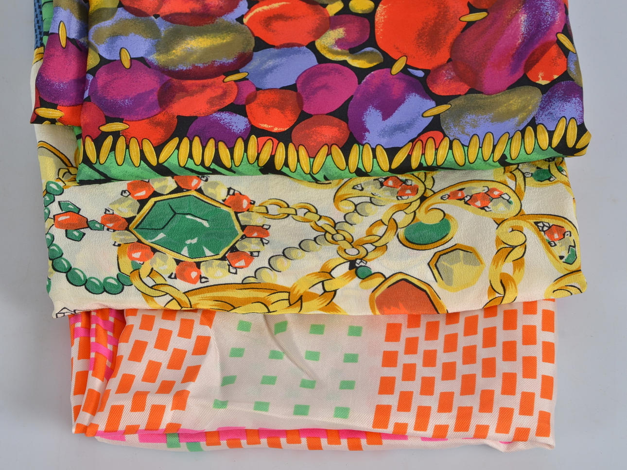 SCARFS, 3 st, siden, bl a Pierre Balmain.