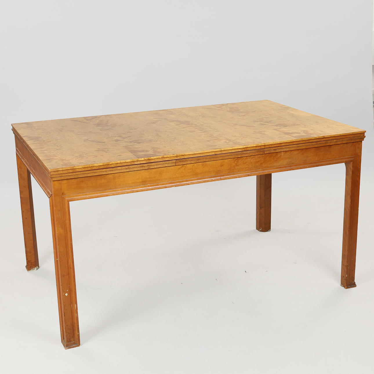 DANISH CABINETMAKER. Dining table in birch with profiled edges and pull-out leaves, 1930s/1940s.