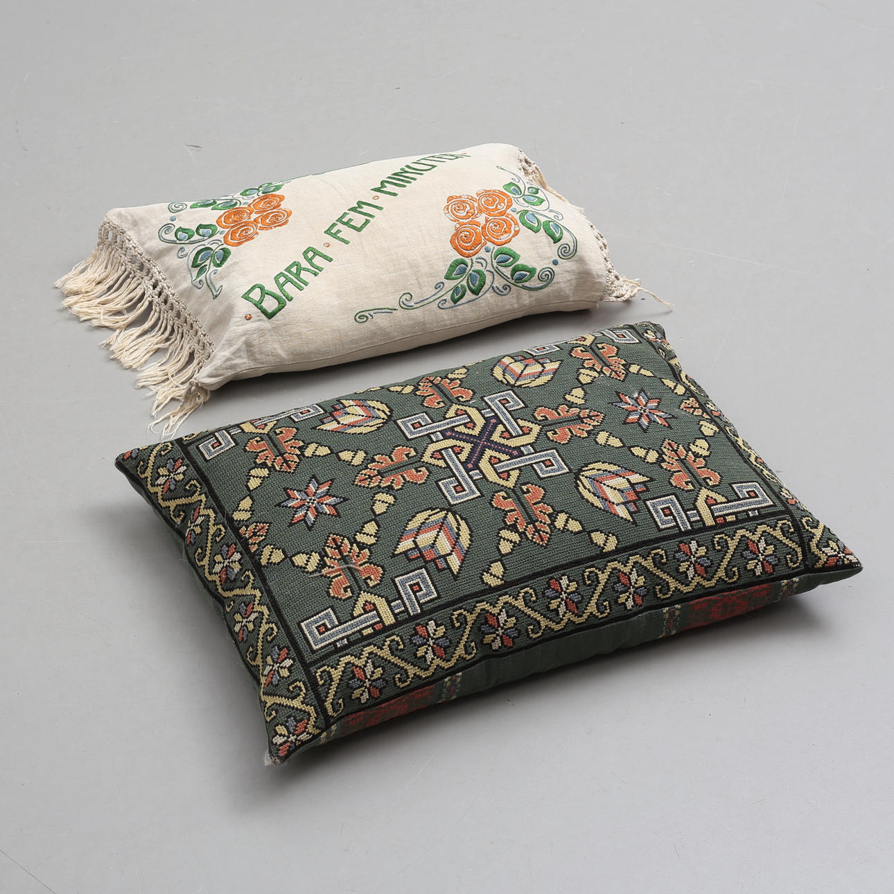 KUDDAR, 2 st, broderade, tidigt 1900-tal.