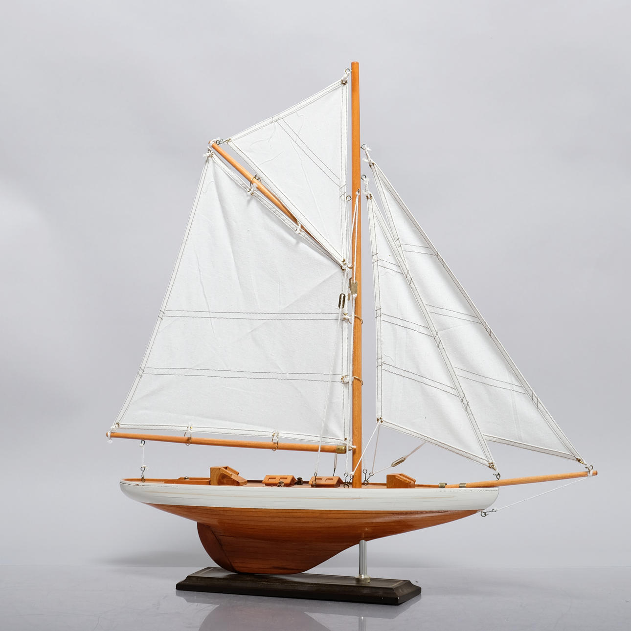BÅTMODELL, segelbåt, 1900tal, trä/textil.