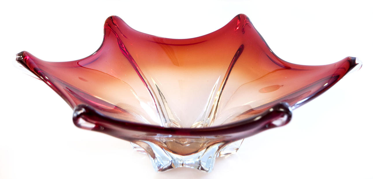 Murano skål, klart glas med röda säkringar.