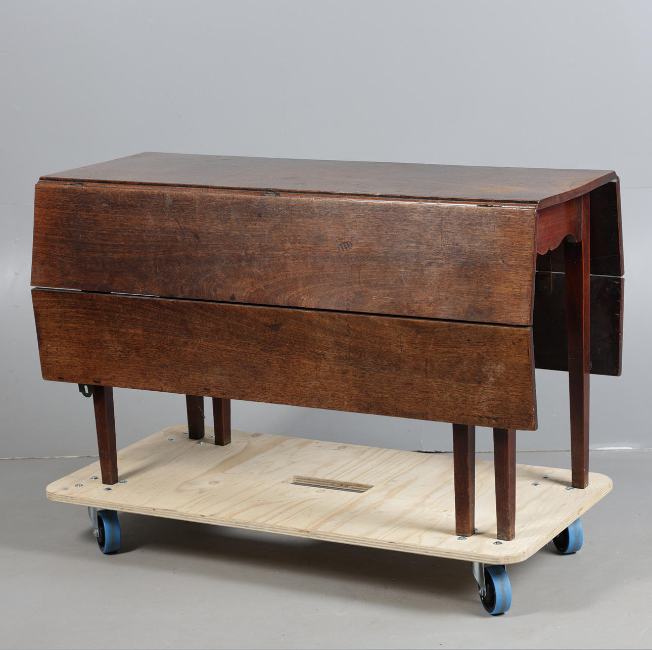 A GEORGE III DROP LEAF TABLE.