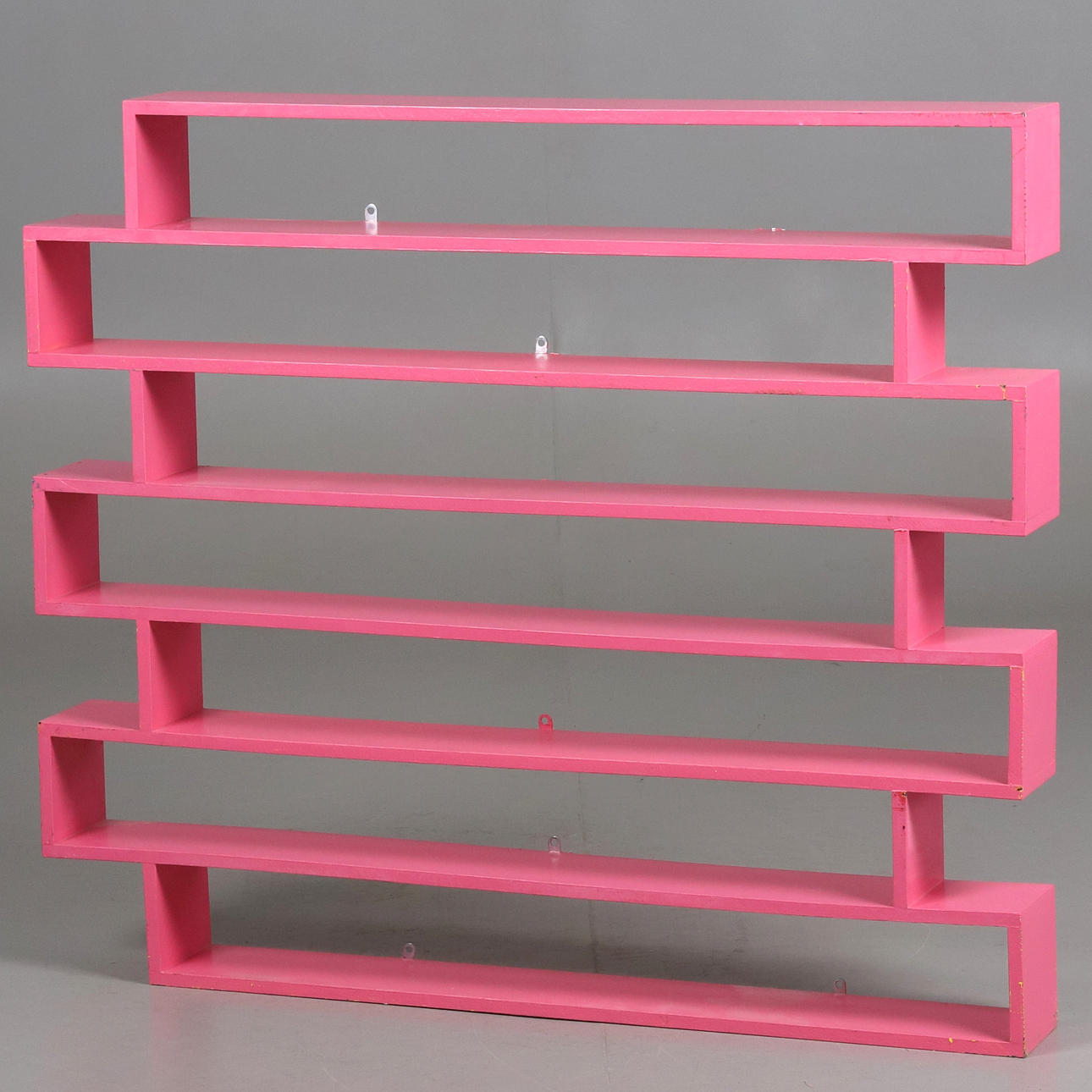 PINK WALL SHELF in graphic pattern, wood.