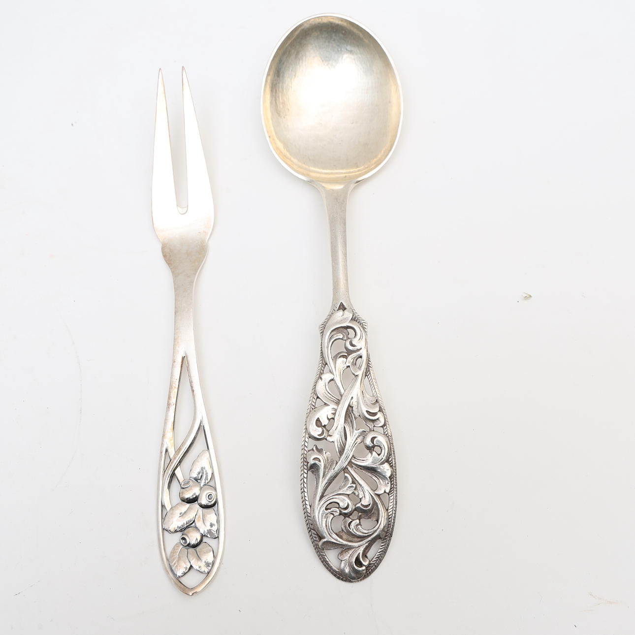 SERVING CUTLERY, 2 pieces, silver, with pierced handle.