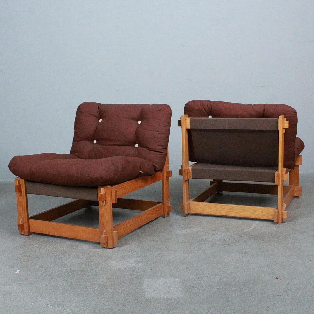 Two 1970s lounge chairs, pine, fabric.