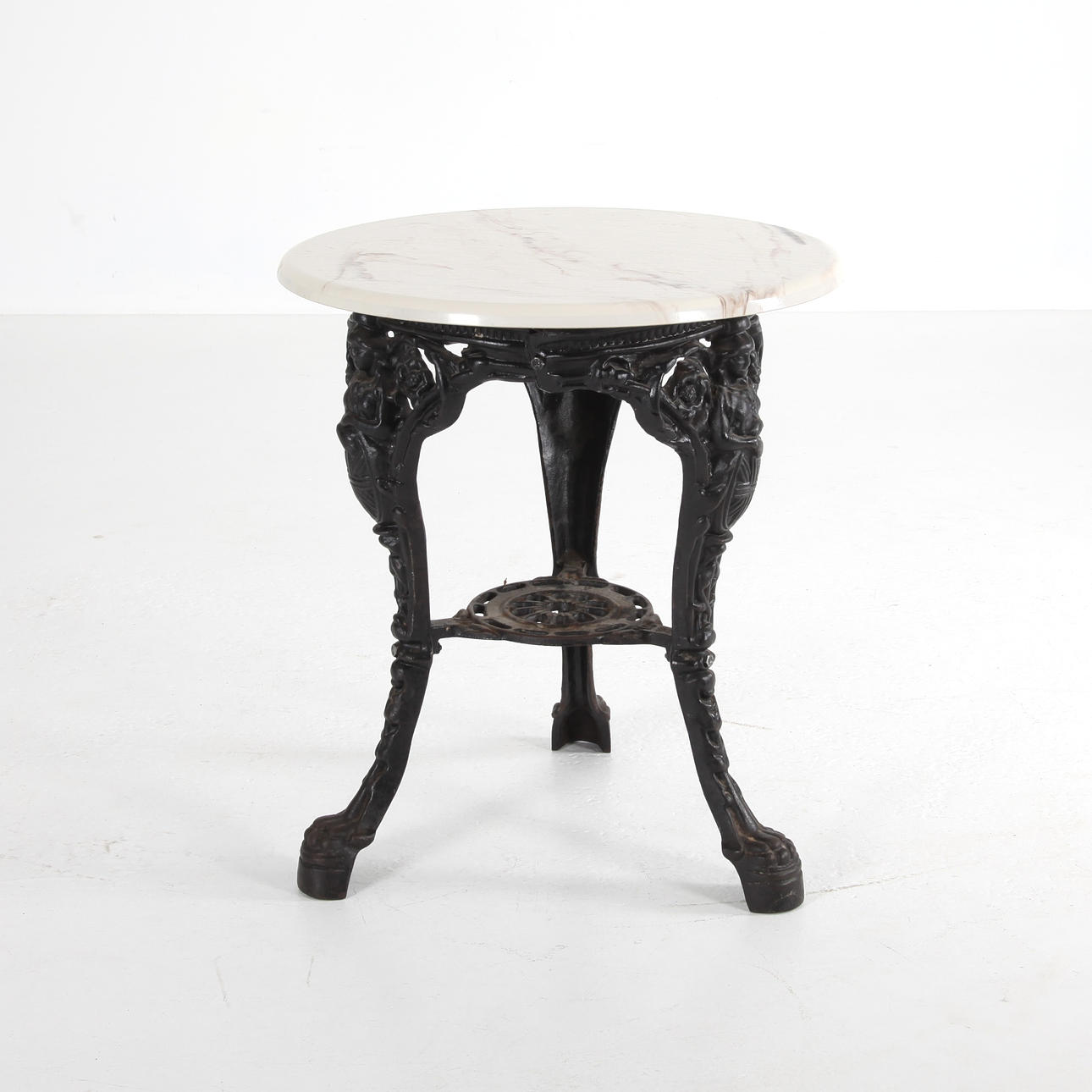 TABLE, cast iron, diameter 60 cm.