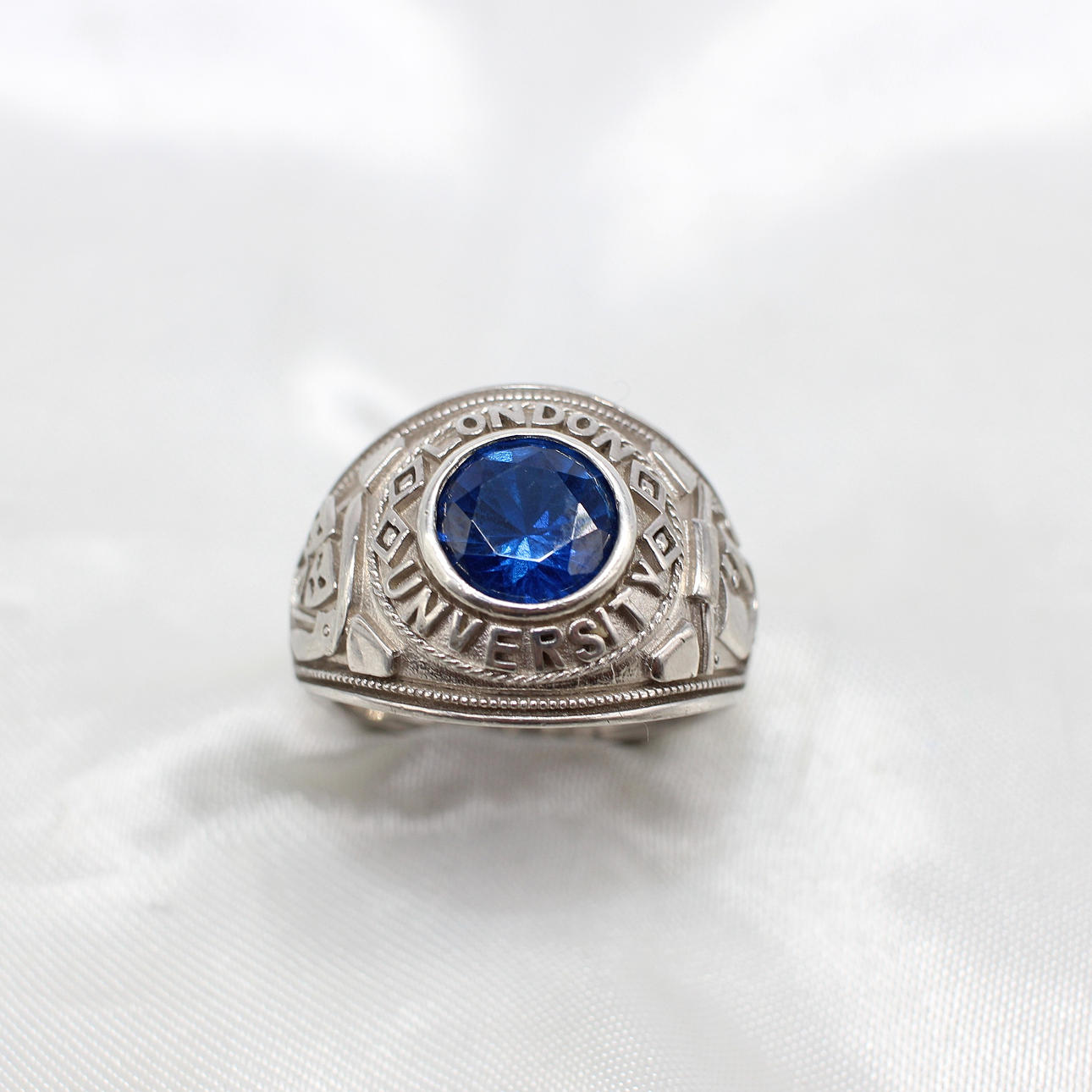 SILVER SIGNET RING WITH BLUE STONE.