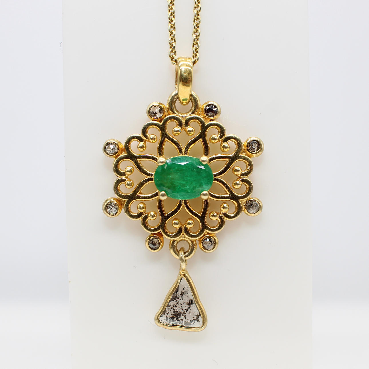 EMERALD & DIAMOND PENDANT NECKLACE.
