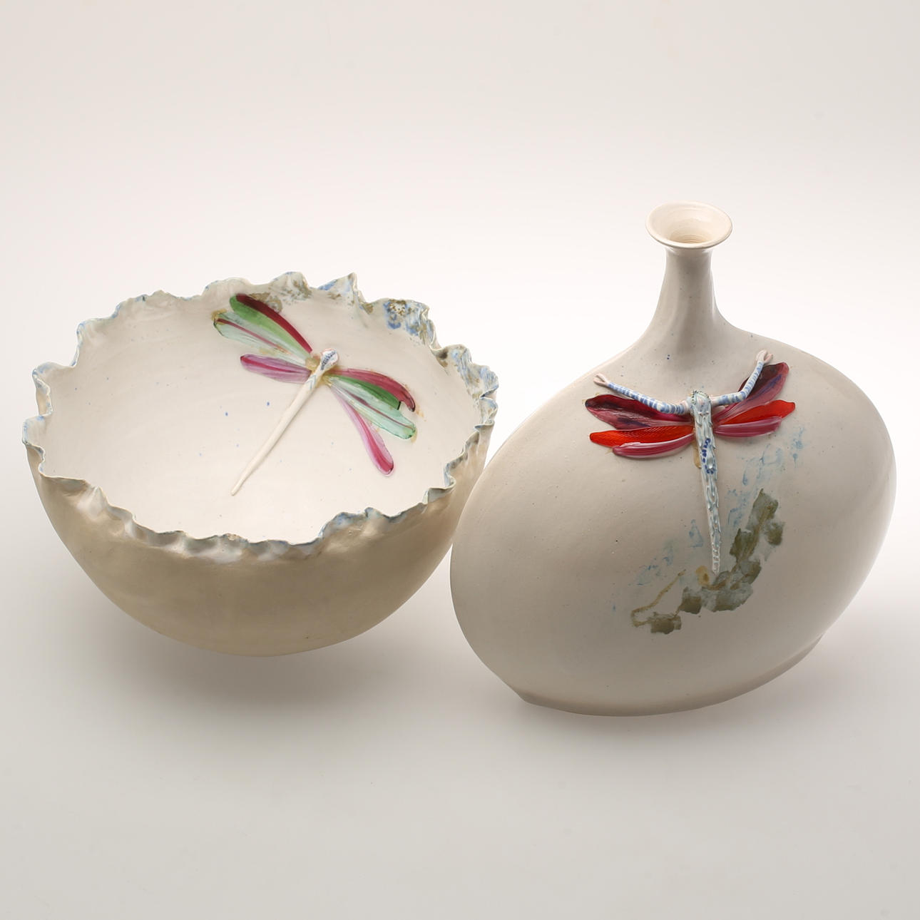 LASSE FRISK. Skulptur, skål och vas, keramik och glas, signerad.