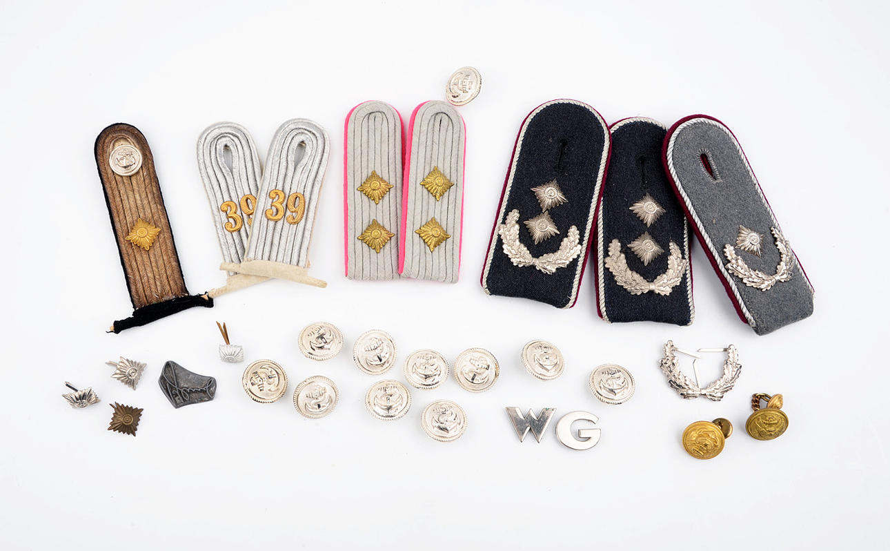 MILITARIA. En samling av axelstycken och knappar.