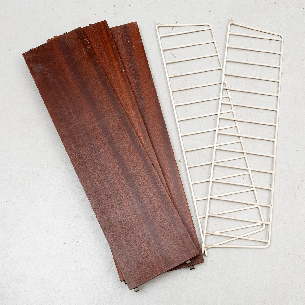 WALL SHELF, String model, 20th century.