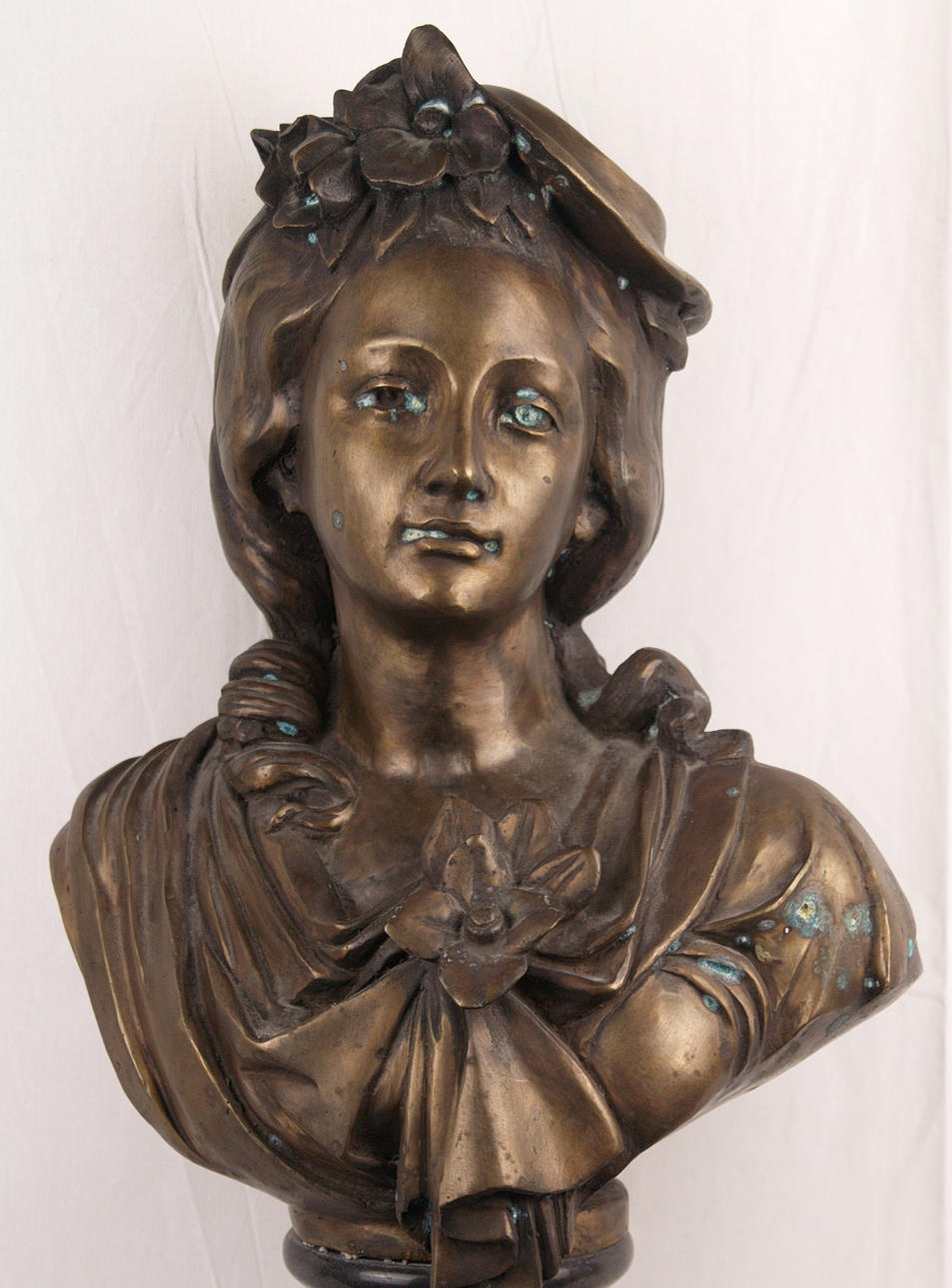 brons kvinnlig byst.