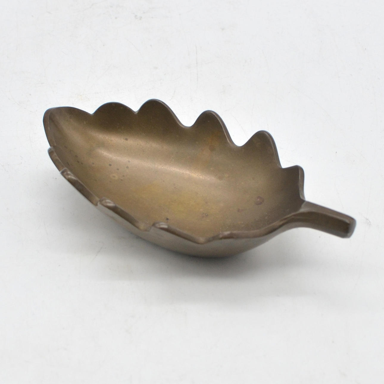MODERNIST LEAF DISH, BRONZE, CIRCA 1950.