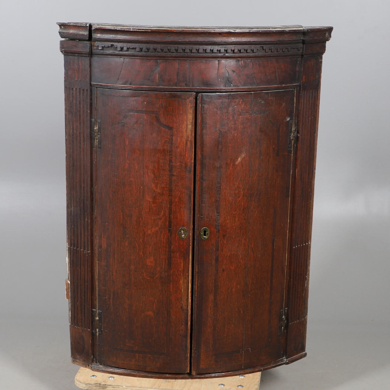 AN 18TH CENTURY OAK HANGING CORNER CUPBOARD.