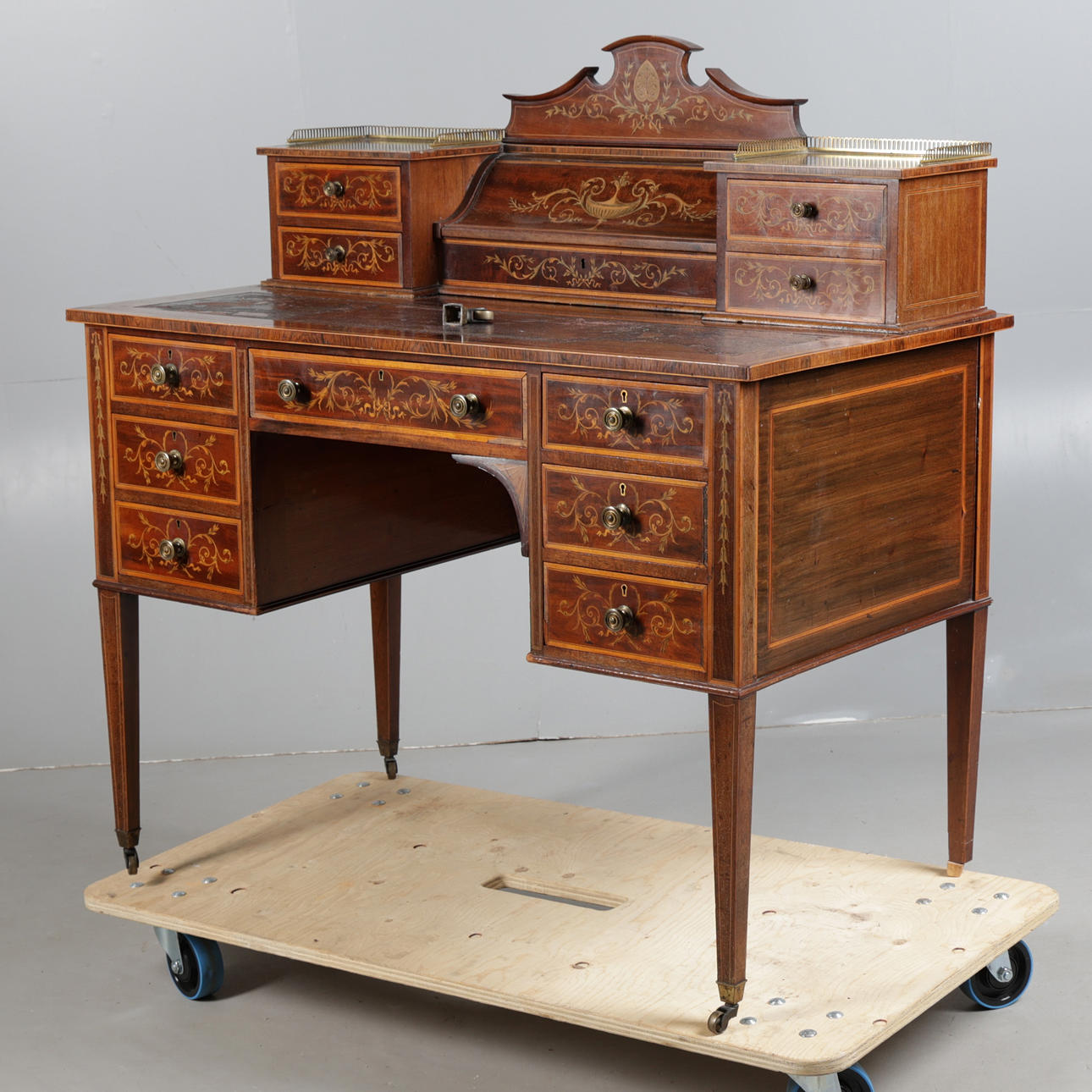 AN EDWARDIAN MAHOGANY WRITING TABLE.