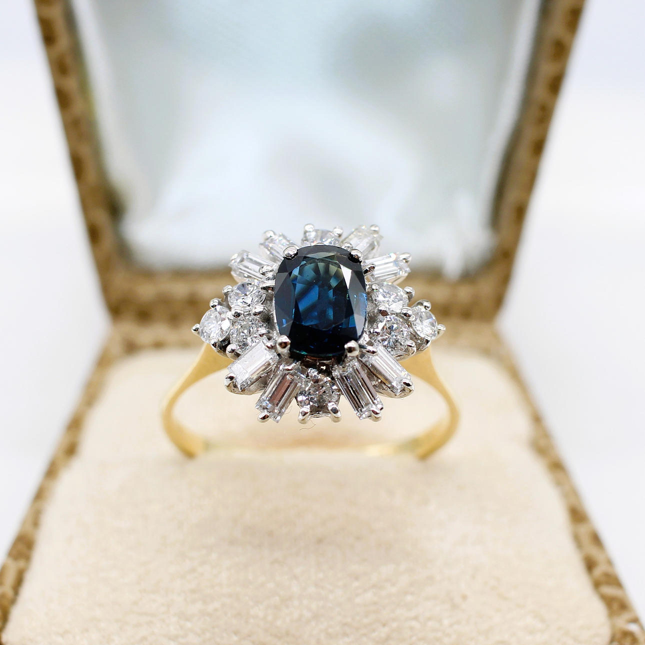 1.00CT SAPPHIRE & DIAMOND CLUSTER RING.
