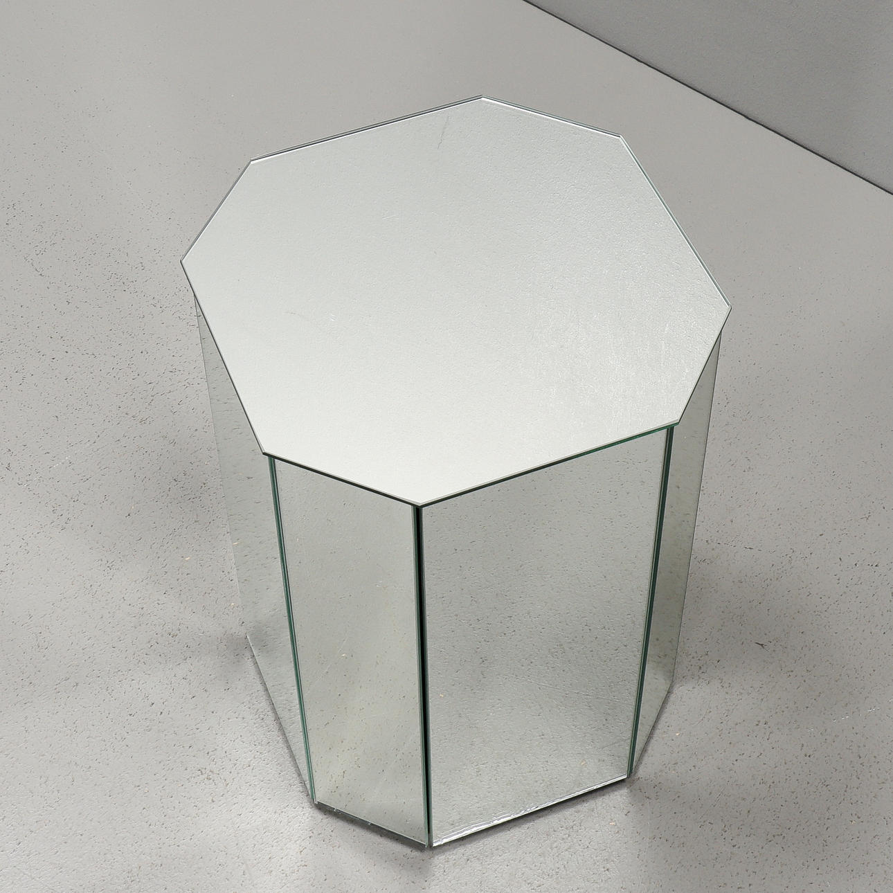 PEDESTAL with mirror glass, octagonal shape.
