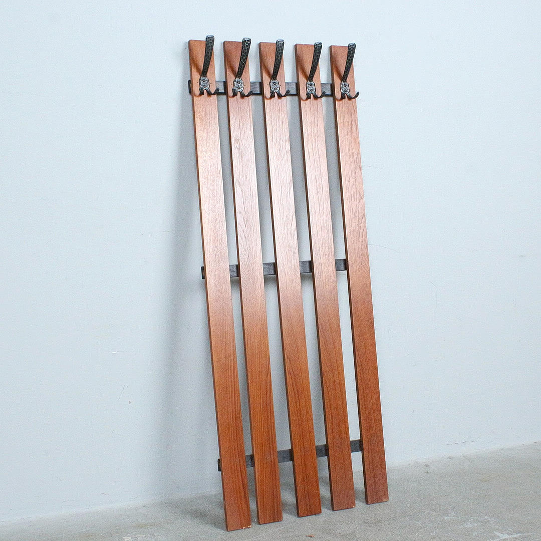 Coat rack / Wall-mounted coat rack.