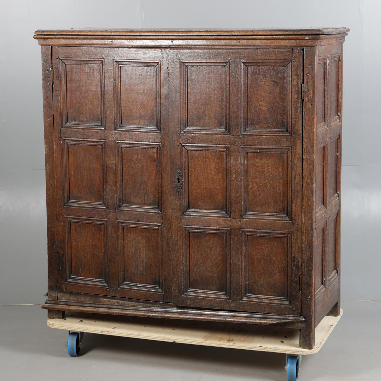 AN 18TH CENTURY OAK CUPBOARD.